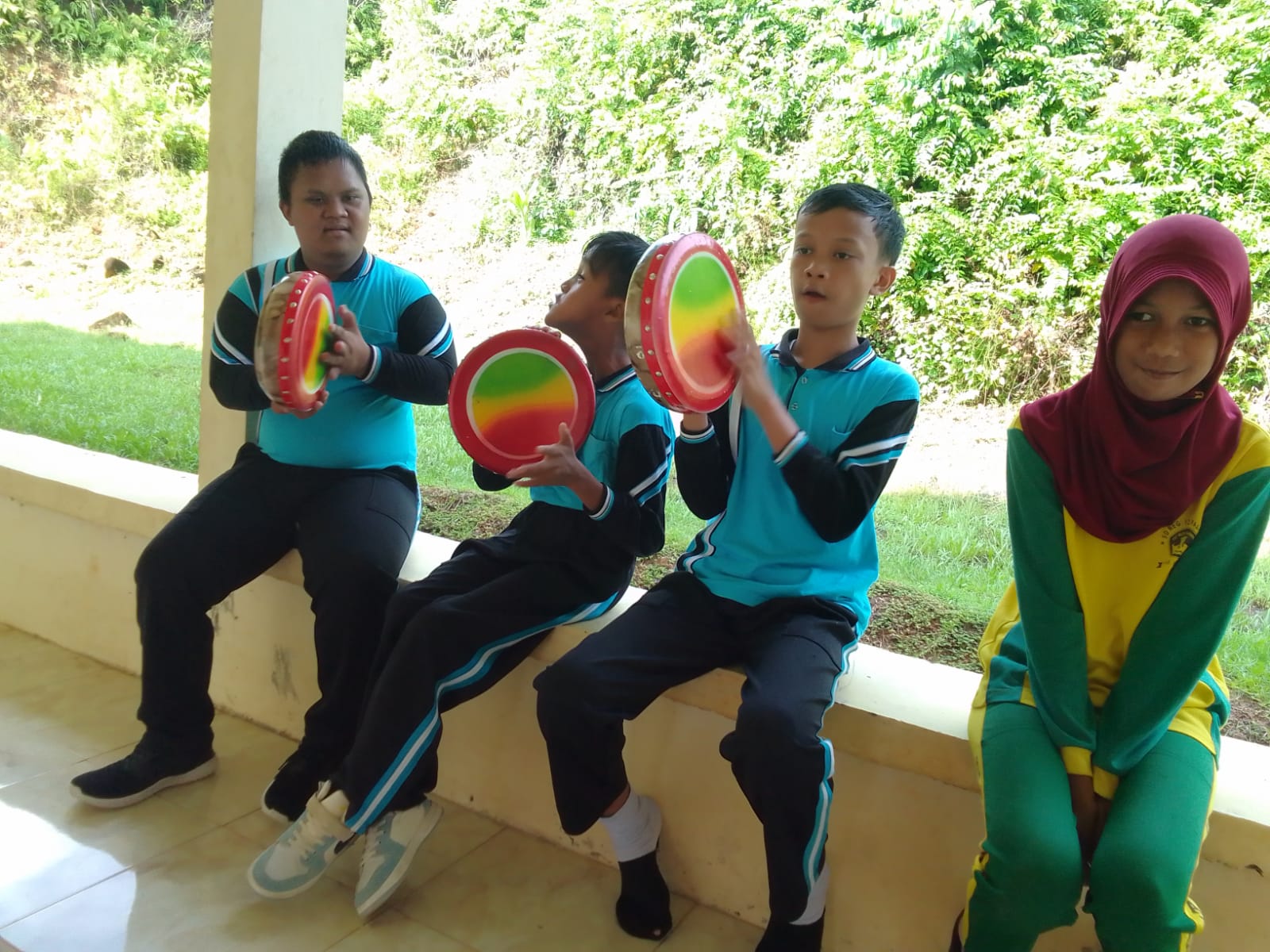 Jum'at 03/10/2025 Setiap hari Jumat, Siswa SLB Negeri Paleleh mengikuti kegiatan belajar yang sedikit berbeda dari hari-hari biasanya. Setelah senam pagi dan doa bersama, mereka diarahkan ke ruang kesenian untuk mengikuti pelajaran seni musik tradisional. Kegiatan ini dirancang untuk menumbuhkan rasa cinta terhadap budaya Indonesia sekaligus melatih motorik dan konsentrasi siswa melalui musik. Salah satu alat musik tradisional yang mudah dimainkan adalah Rebana. Rebana terbuat dari Kulit Hewan yang sudah di olah dan dimainkan dengan cara dipukul. Setiap Rebana punya nada yang berbeda. Kalau dimainkan bersama-sama, suaranya bisa membentuk nada yang indah. Anak-anak SLB Negeri Paleleh suka bermain rebana. 